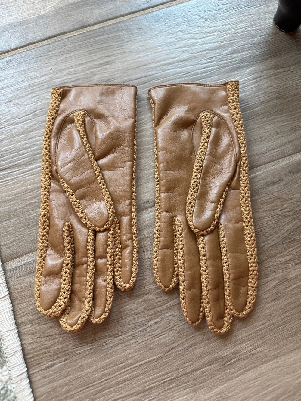 Vintage L tan vinyl driving gloves